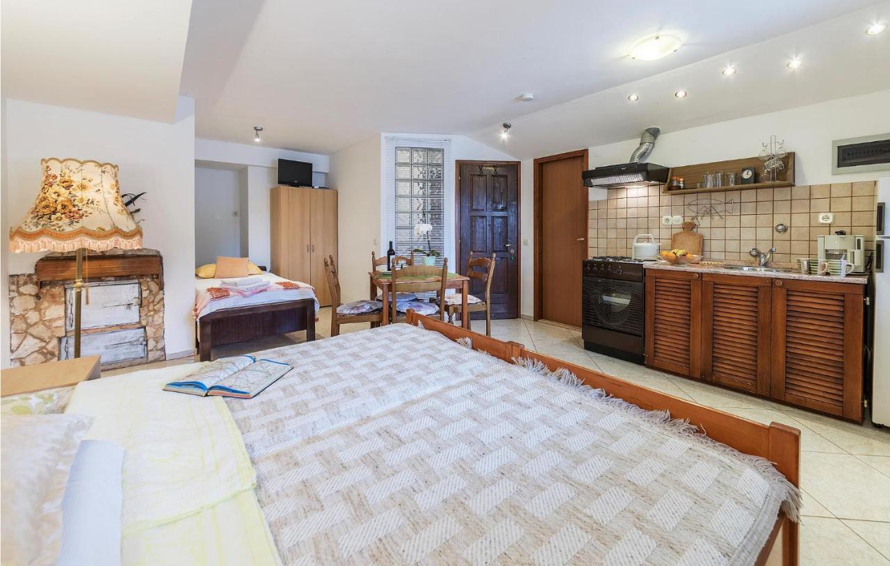 Awesome Studio In Pula With Wifi Buitenkant foto